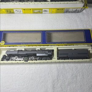 AHM Union Pacific 4-6-6-4 HO Scale Gray Challenger Steam Locomotive Train (New)